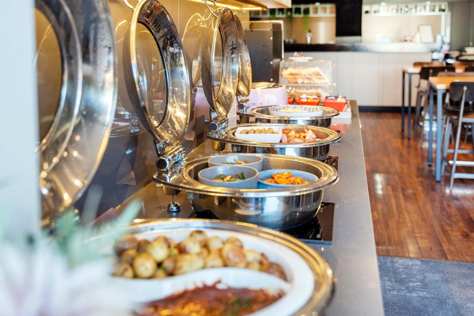 Mantra On Northbourne Aparthotel Canberra Bagian luar foto